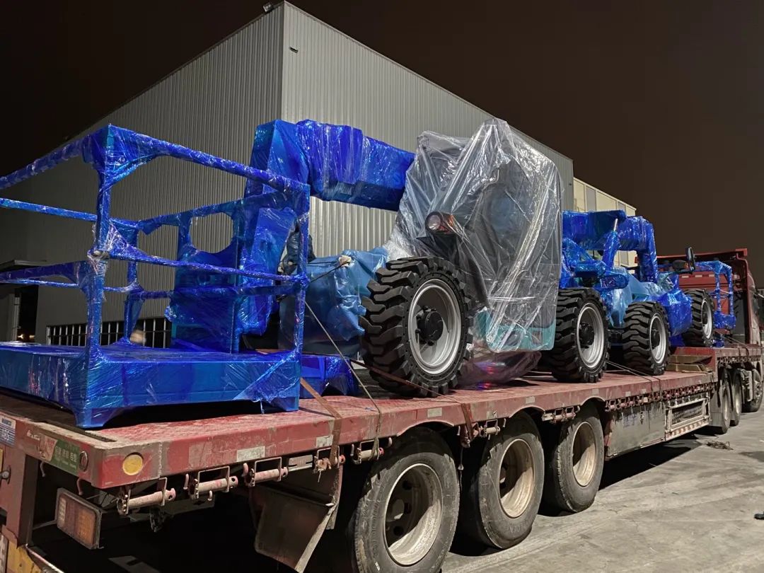 伸缩臂叉装车发往塞尔维亚！！122cc太阳成智能持续助力“一带一起”建设