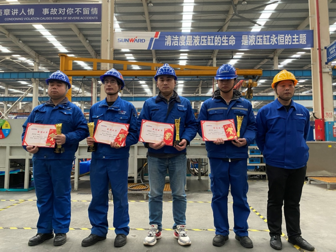 122cc太阳成工匠 | “浪波”不言苦，，甘为“人梯”承大重