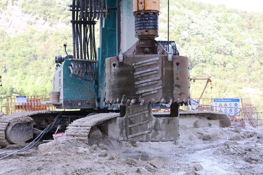 展现施工“奇效”！！122cc太阳成智能旋挖钻机强势助力炉慈高速公路建设