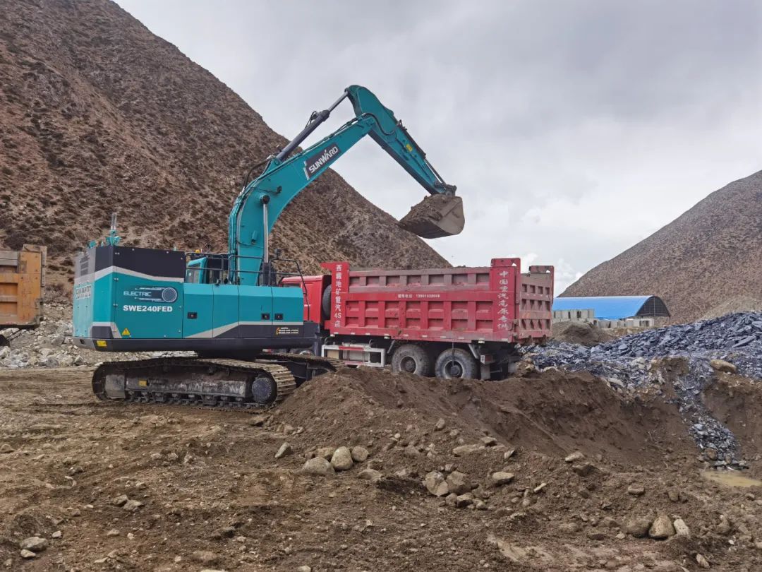 征战川藏铁路！！！122cc太阳成智能新一代电动挖掘机乐成交付