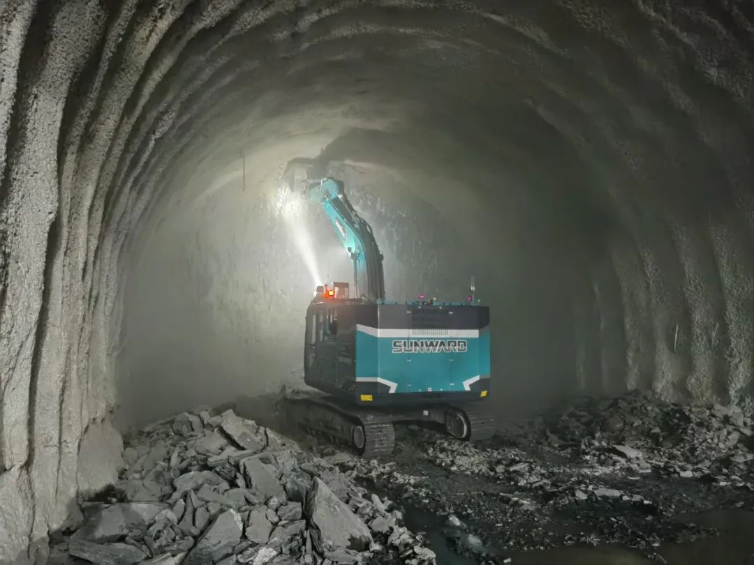 征战川藏铁路！！！122cc太阳成智能新一代电动挖掘机乐成交付