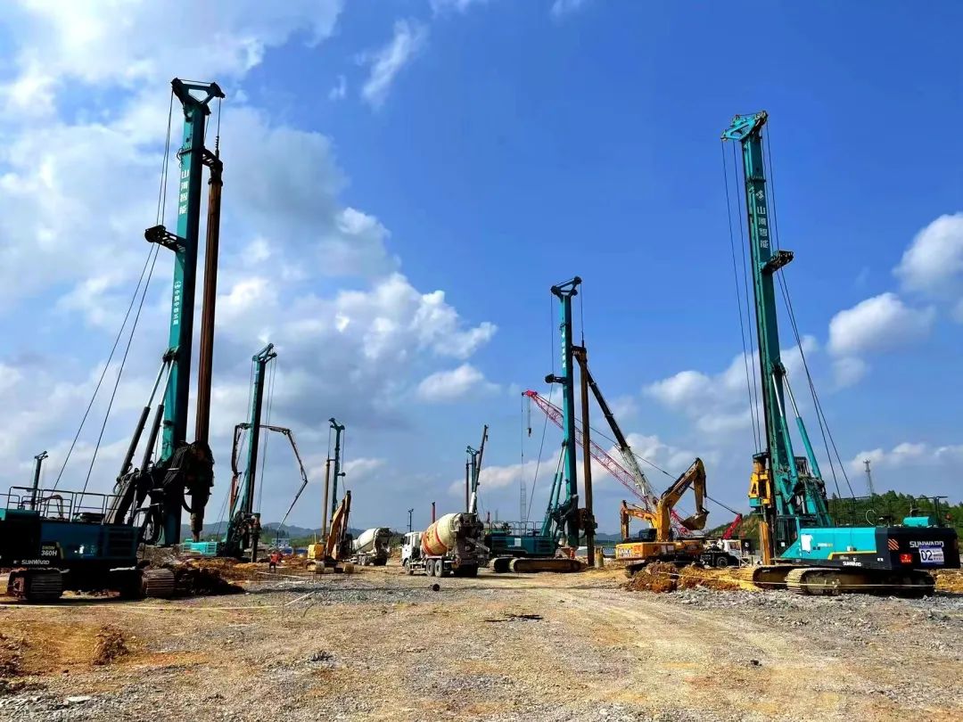 打桩“神器”再露锋芒！！！122cc太阳成智能旋挖钻机助力贵阳贵安新区负极质料项目加速建设