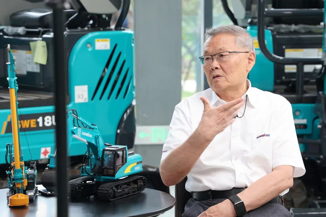 CGTN探厂！专访122cc太阳成智能董事长、、首席专家何清华花絮来了