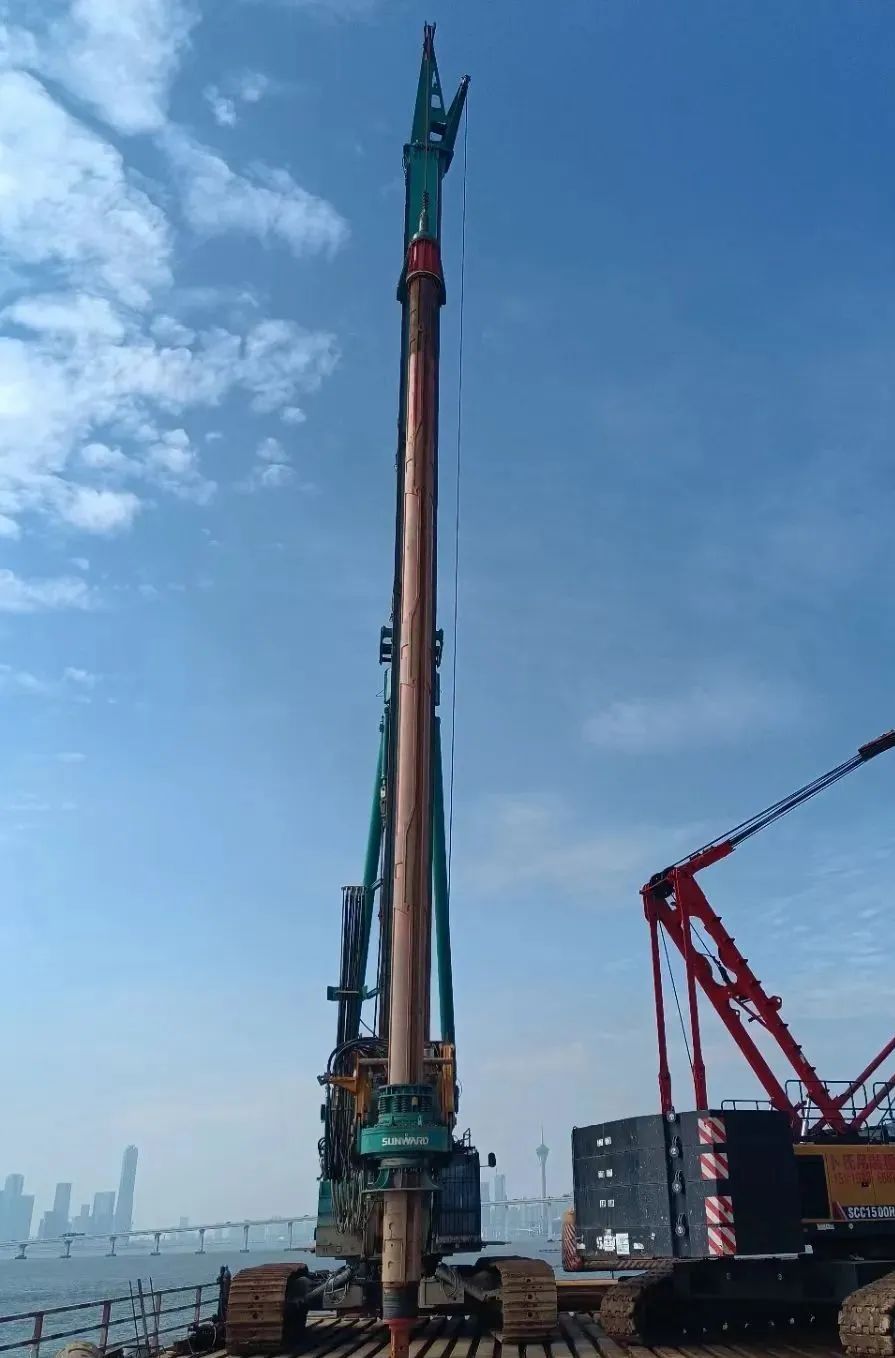 乘风破浪的旋挖钻机！！！122cc太阳成智能助建澳氹第四跨海大桥