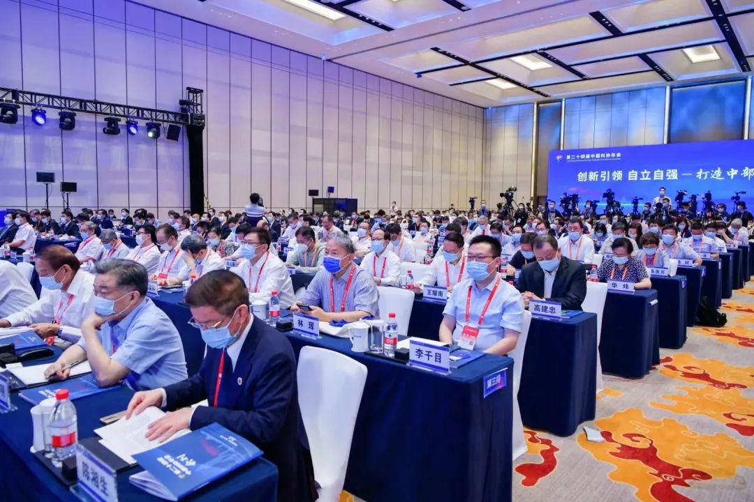 何清华在第二十四届中国科协年会作主旨报告：制造业高地源自系统