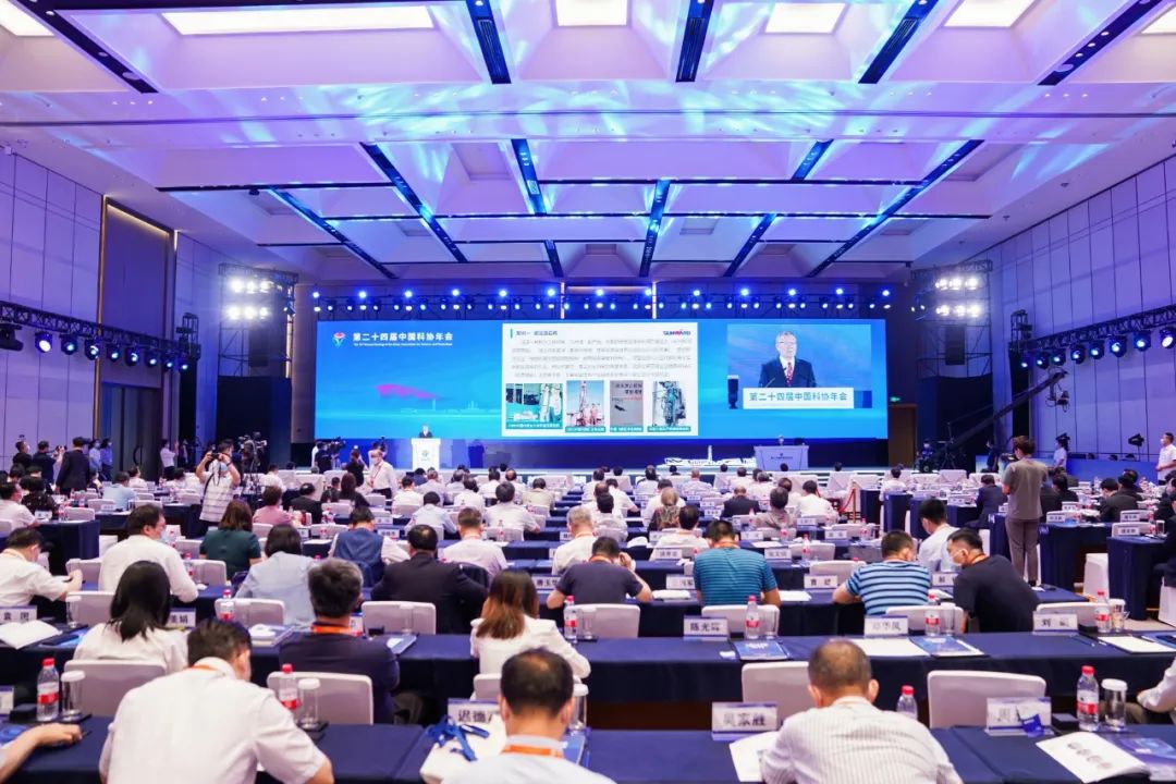 何清华在第二十四届中国科协年会作主旨报告：制造业高地源自系统