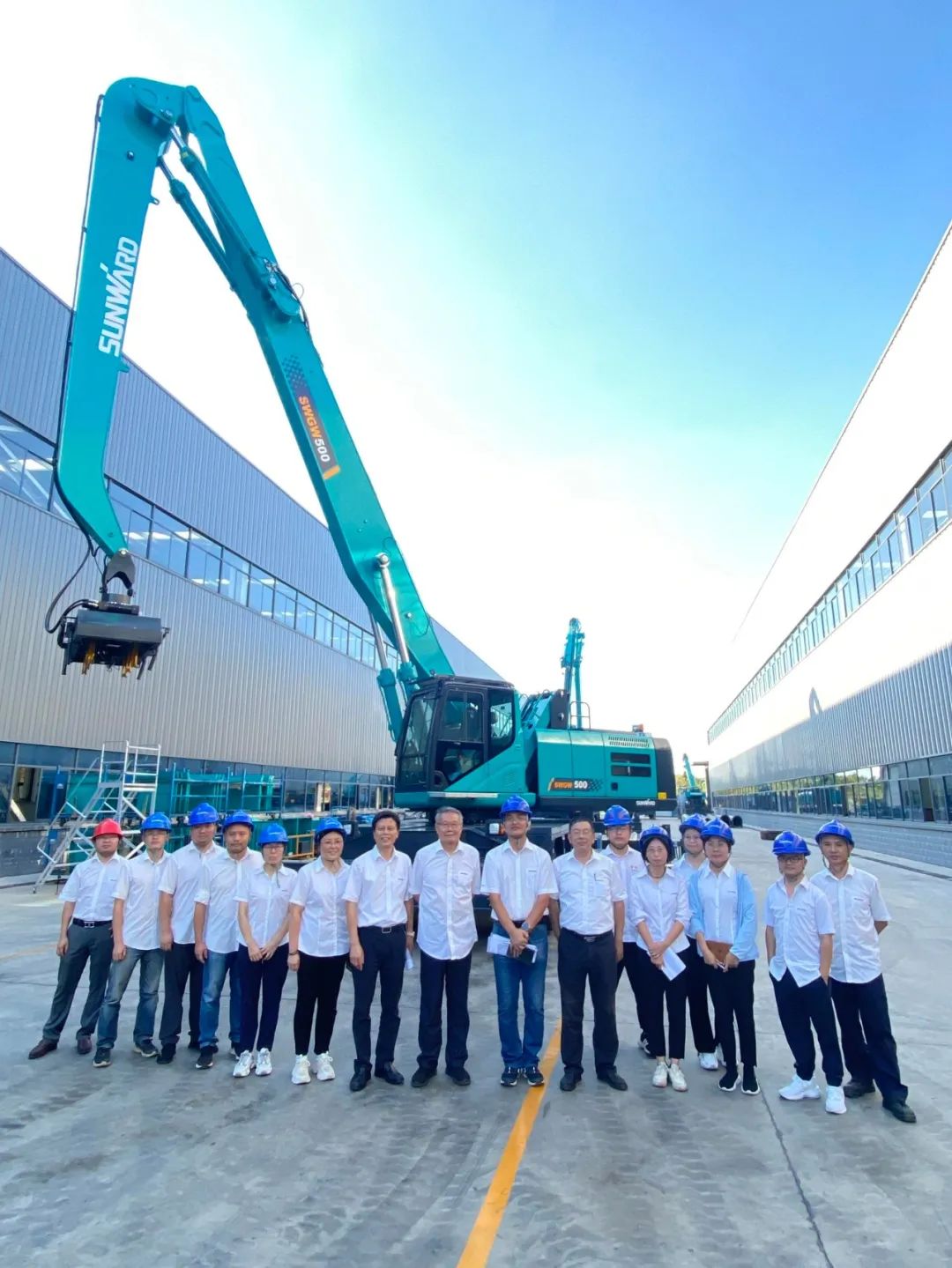 作业幅度达18米，，，122cc太阳成智能首台轮式抓料机乐成下线