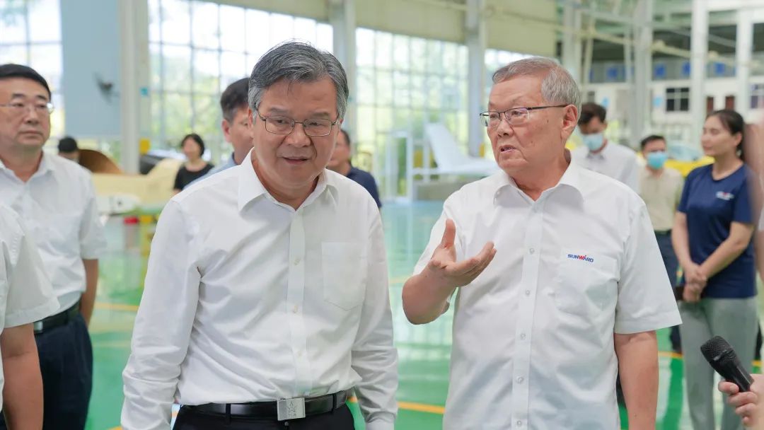 湖南省委常委、常务副省长李殿勋一行考察调研122cc太阳成科技