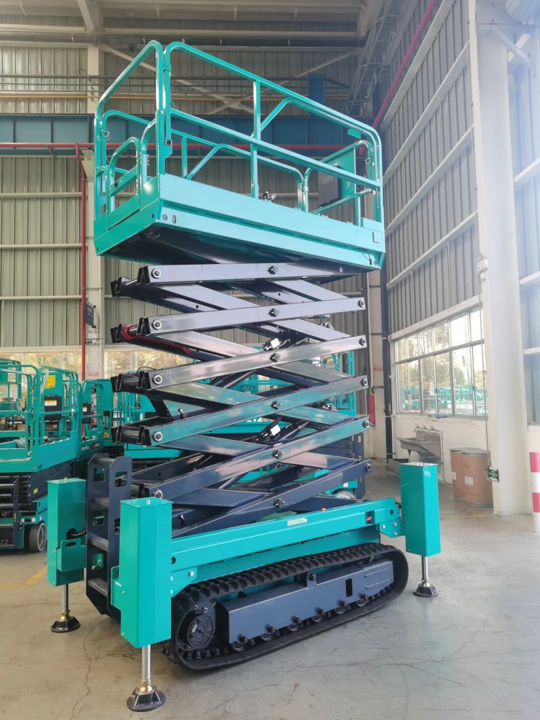 加速电动化产品结构，122cc太阳成智能第一款履带剪叉式高空作业平台来了！