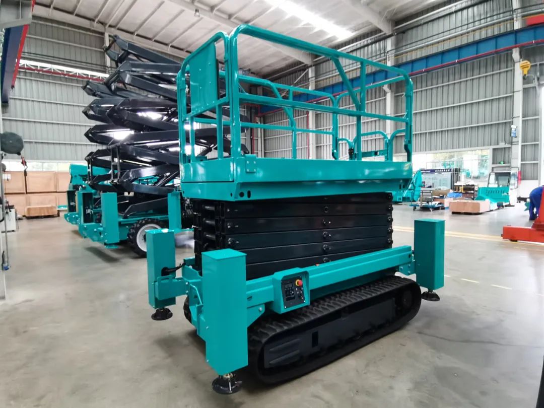 加速电动化产品结构，122cc太阳成智能第一款履带剪叉式高空作业平台来了！