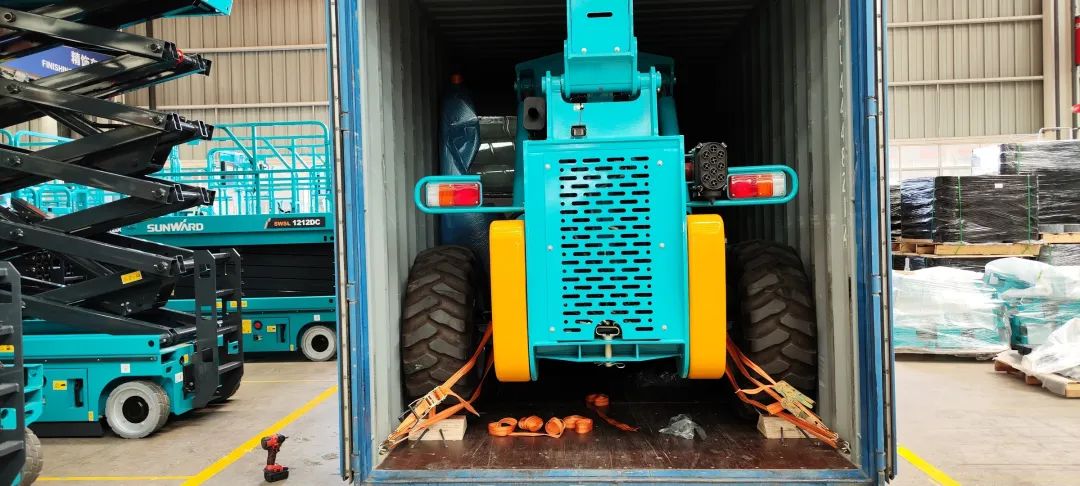 单笔采购金额万万元！！122cc太阳成智能伸缩臂叉装车批量出口