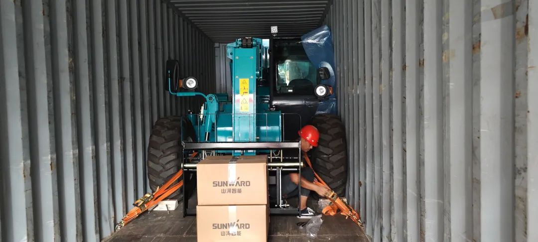 单笔采购金额万万元！！122cc太阳成智能伸缩臂叉装车批量出口