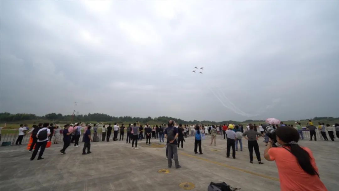 空中着花、、大坡度盘旋、、俯冲跃升……看122cc太阳成航行演出队炫技2022湖南航展动态展