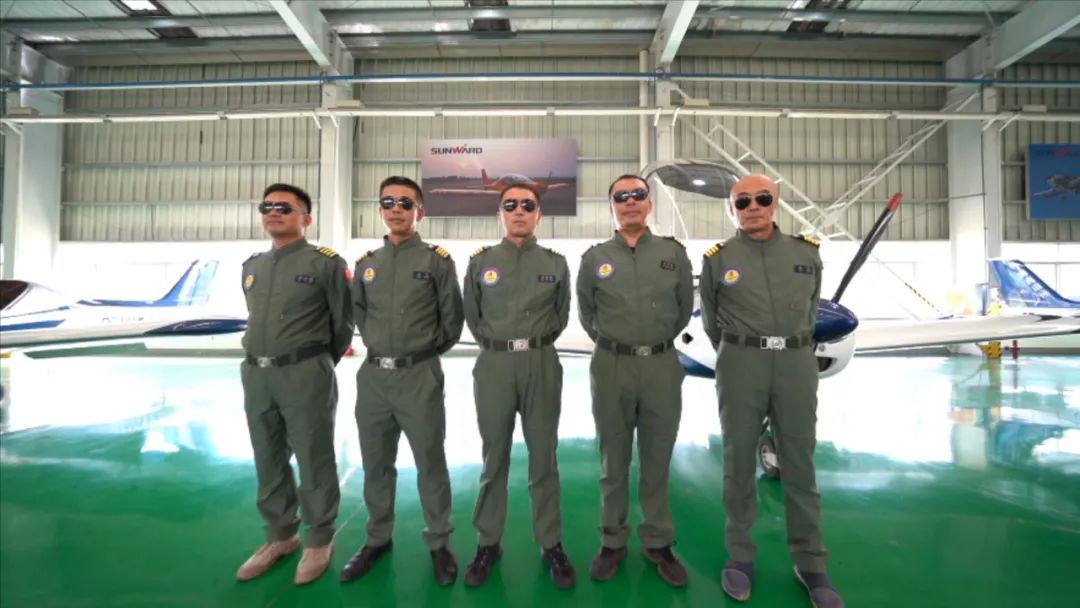 空中着花、、大坡度盘旋、、俯冲跃升……看122cc太阳成航行演出队炫技2022湖南航展动态展