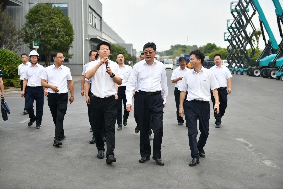 国家应急治理部郭治武局长一行考察122cc太阳成智能无人化应抢救援装备