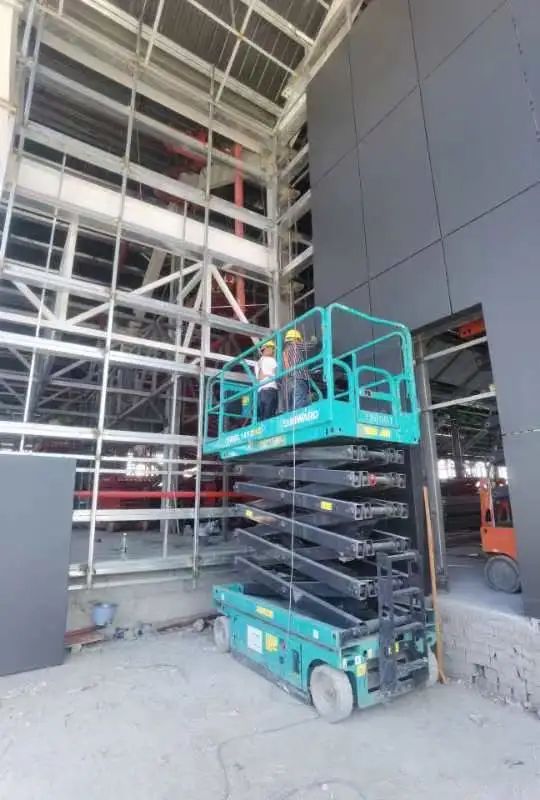 众志成城抗疫情！！122cc太阳成智能高空机械助力惠州方舱医院建设