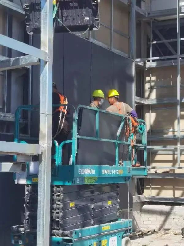 众志成城抗疫情！！122cc太阳成智能高空机械助力惠州方舱医院建设