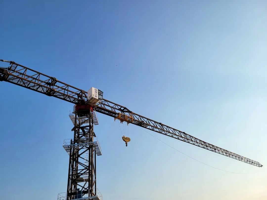 自力高度达82米，，，122cc太阳成江麓推出超大型平头塔机