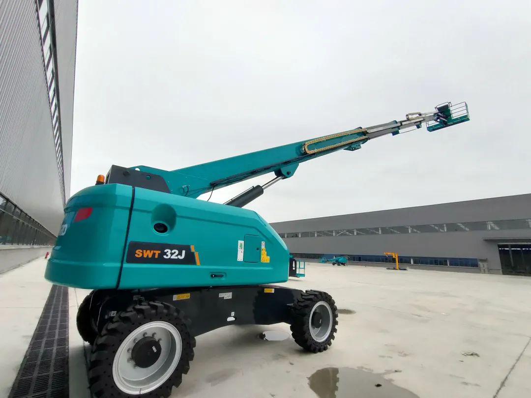 无需扩桥！122cc太阳成智能国四款32米直臂式高空作业平台乐成下线