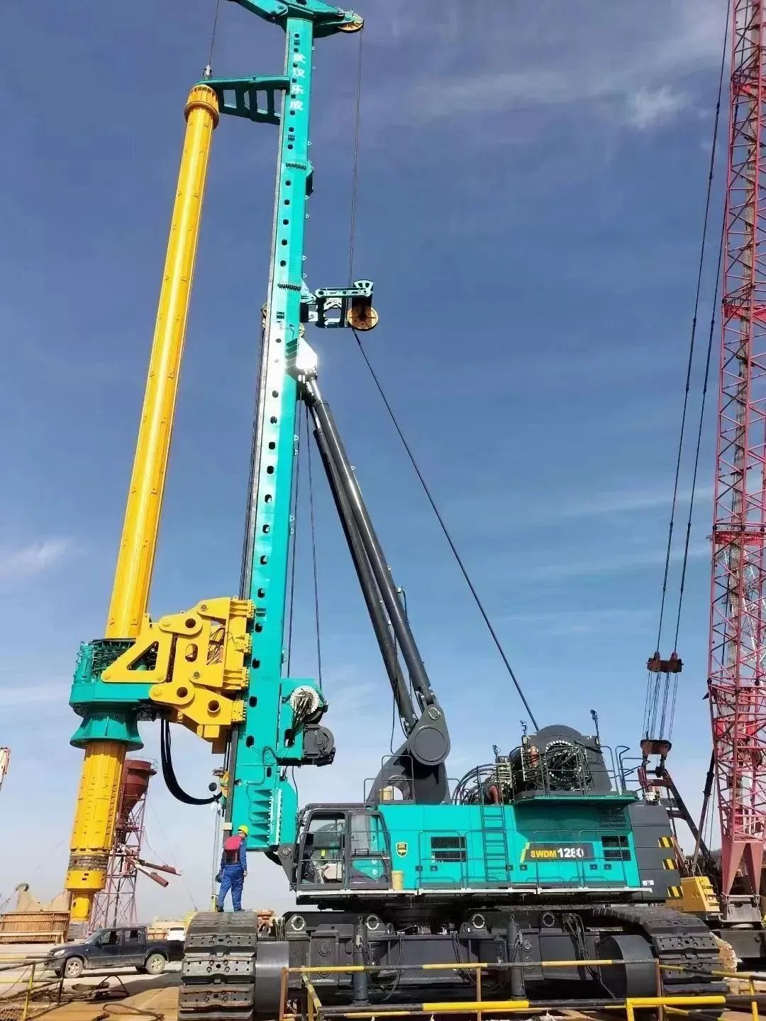 首桩开钻！122cc太阳成智能超等旋挖实力助建天下最大跨度公铁两用大桥
