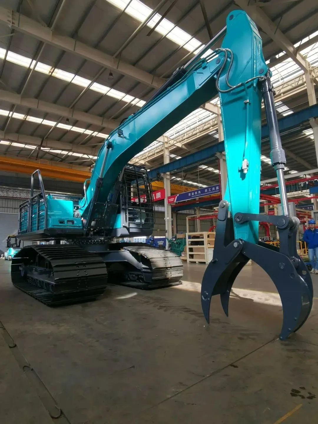 翻山越岭，，称霸“武林”！122cc太阳成智能首款中型林业挖掘机乐成下线