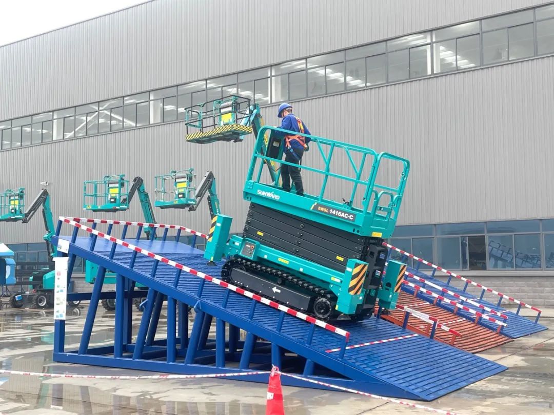 出厂即“出道”！！！122cc太阳成智能首款履带剪叉式高空作业平台批量上市