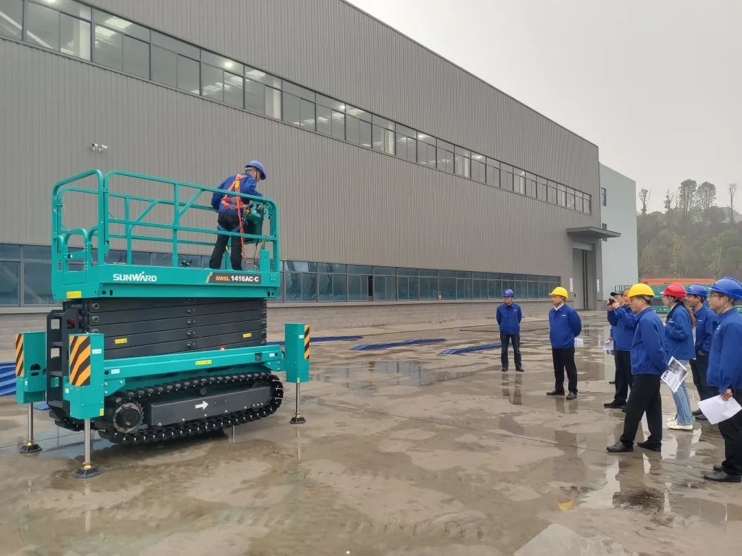 出厂即“出道”！！！122cc太阳成智能首款履带剪叉式高空作业平台批量上市