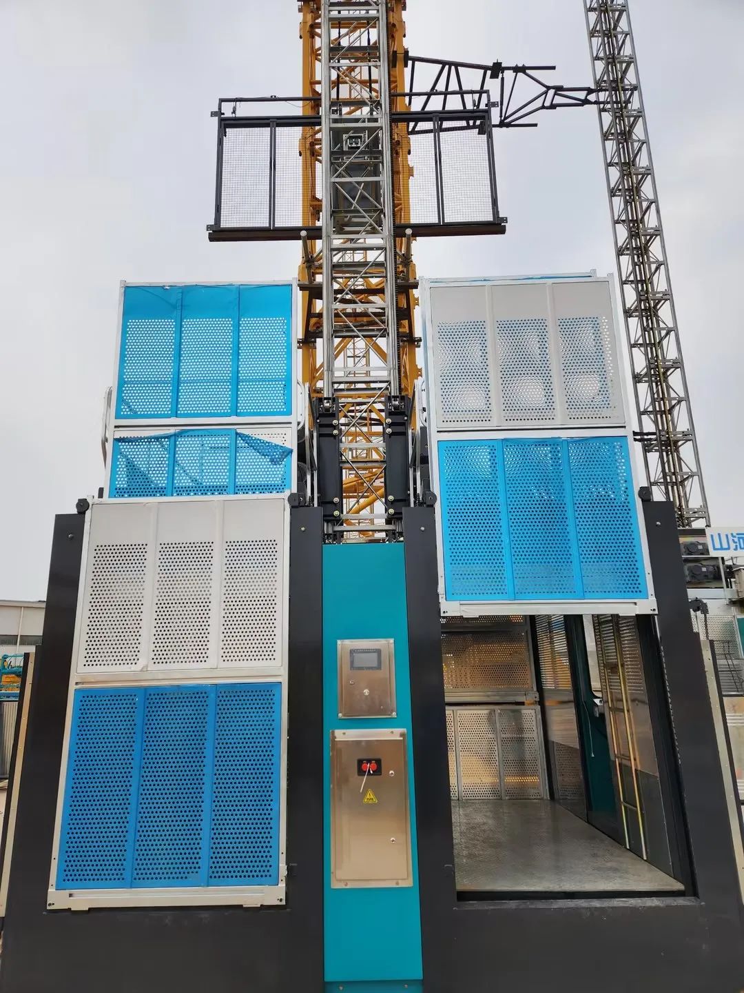 科技显能、、再添新品！！！122cc太阳成江麓智能施工升降机乐成下线