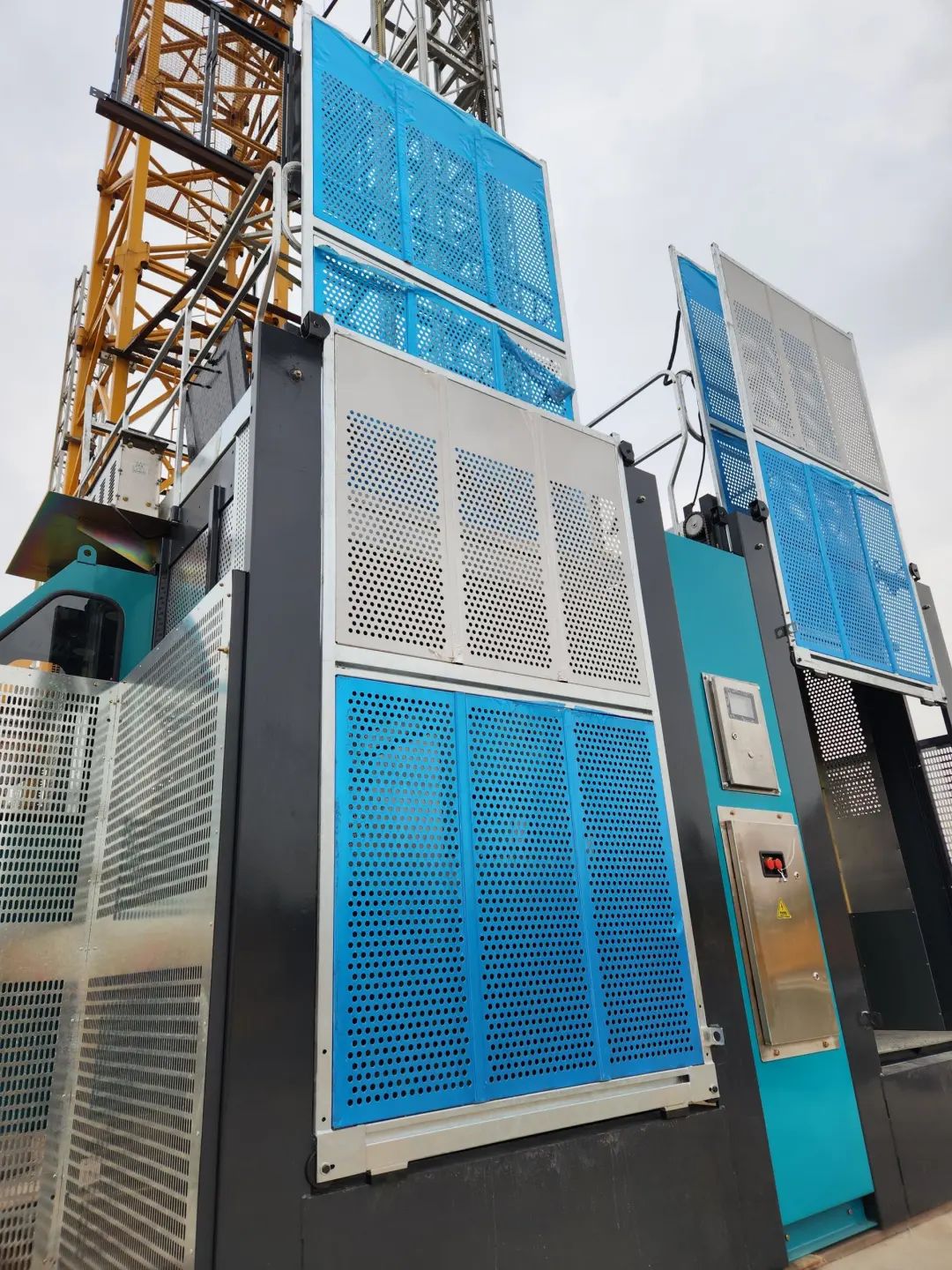 科技显能、、再添新品！！！122cc太阳成江麓智能施工升降机乐成下线