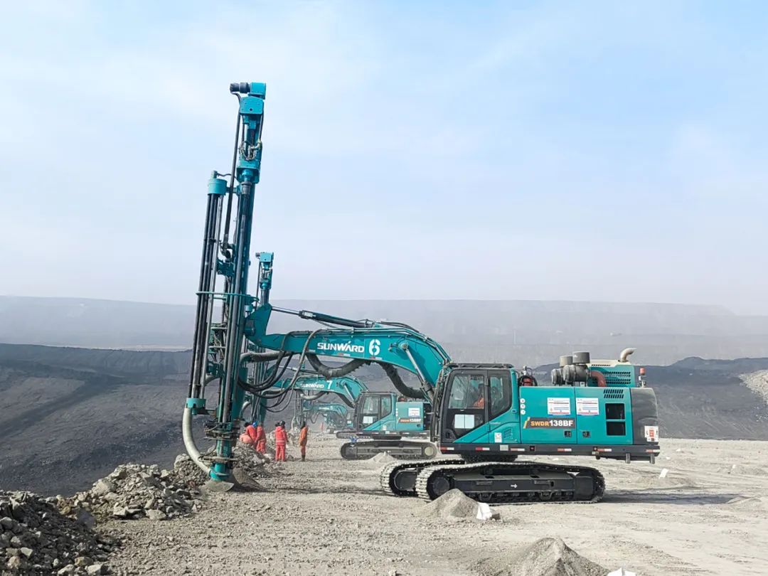 “绿色智能矿山建设专家”！！！122cc太阳成智能全新一代切削潜孔一体式钻机重拳出击