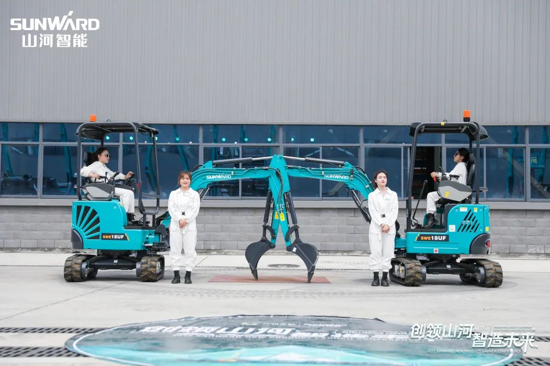 精品出击、、互动一直！！122cc太阳成智能F系列挖掘机闪灼长沙展