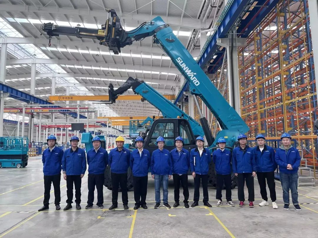 独家定制！！122cc太阳成智能油缸替换机械人顺遂下线