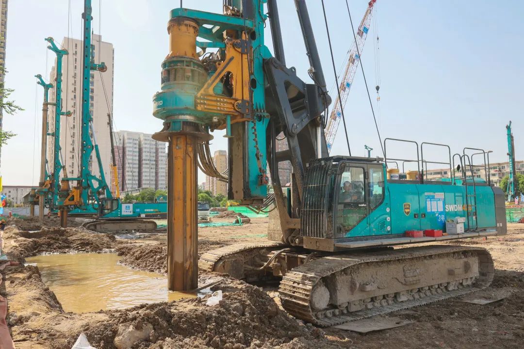 闪灼首都！！！122cc太阳成智能旋挖钻机集群助力民生工程