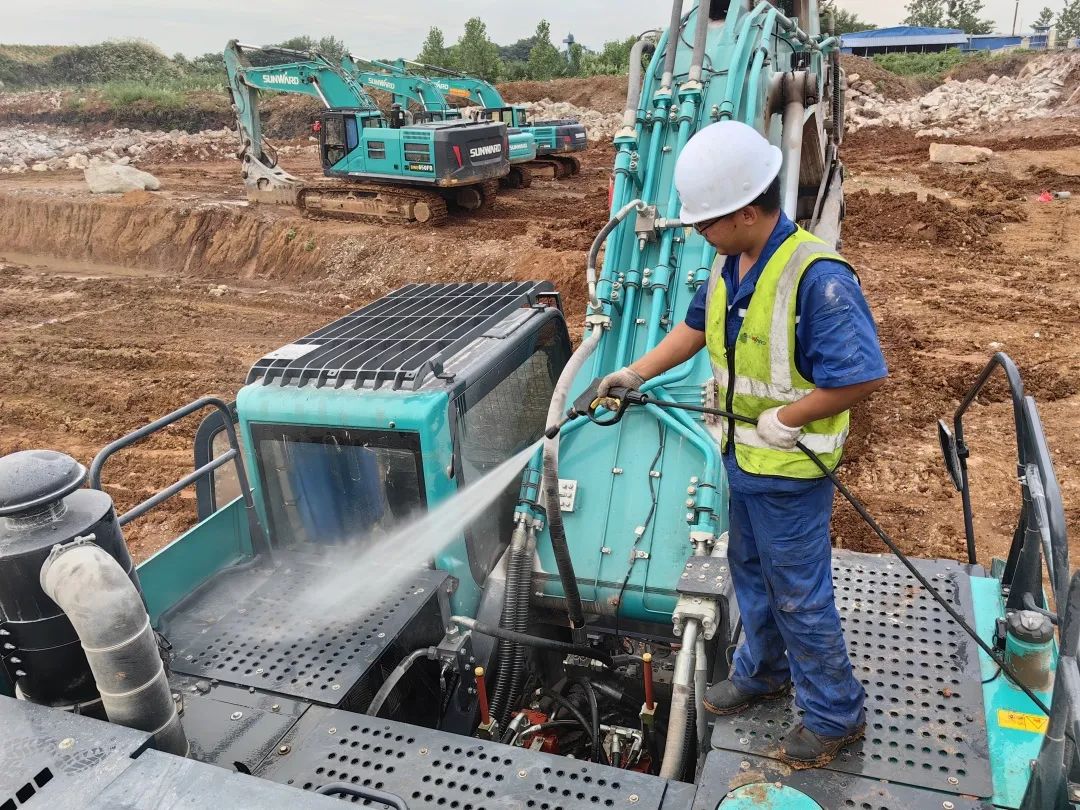 品质122cc太阳成，，，专心折务！！122cc太阳成智能挖掘机2023年服务万里行正式出征