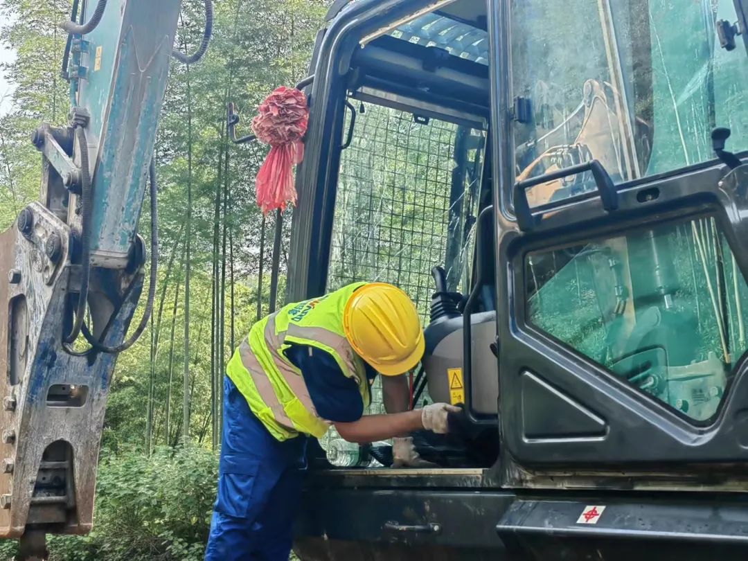 品质122cc太阳成，，，专心折务！！122cc太阳成智能挖掘机2023年服务万里行正式出征