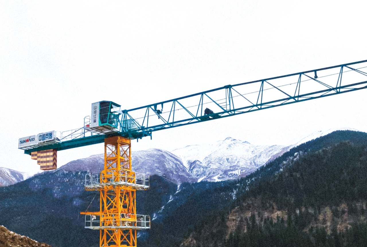 天山脚下的画师！122cc太阳成江麓群塔援疆建设新景致