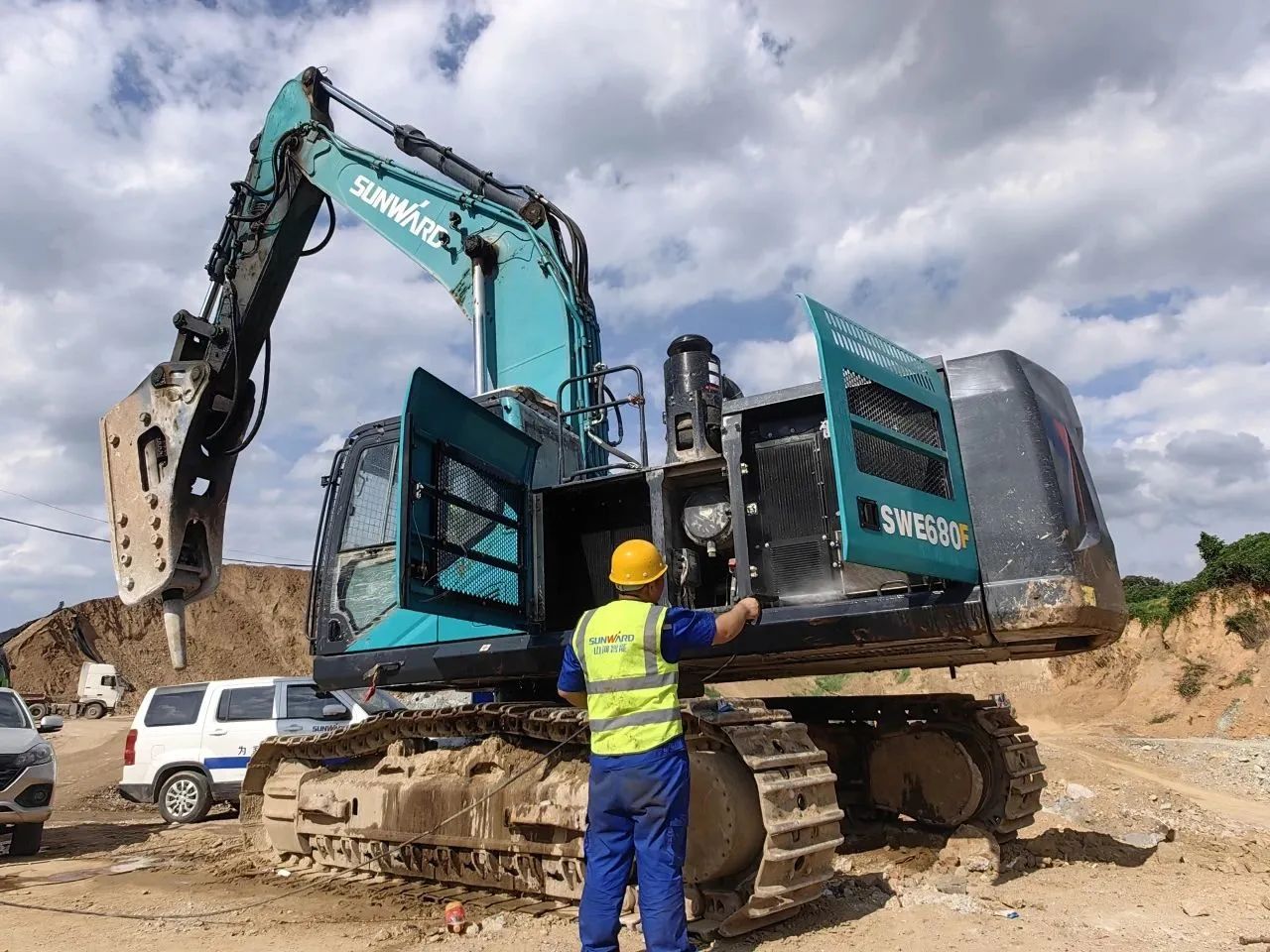 步履一直，，，服务不止！122cc太阳成智能挖掘机服务万里行火热举行中