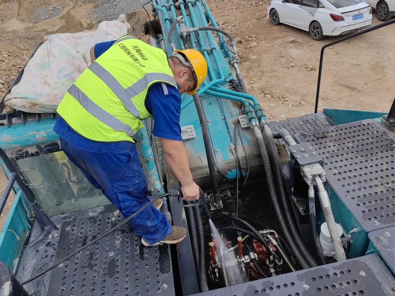 步履一直，，，服务不止！122cc太阳成智能挖掘机服务万里行火热举行中