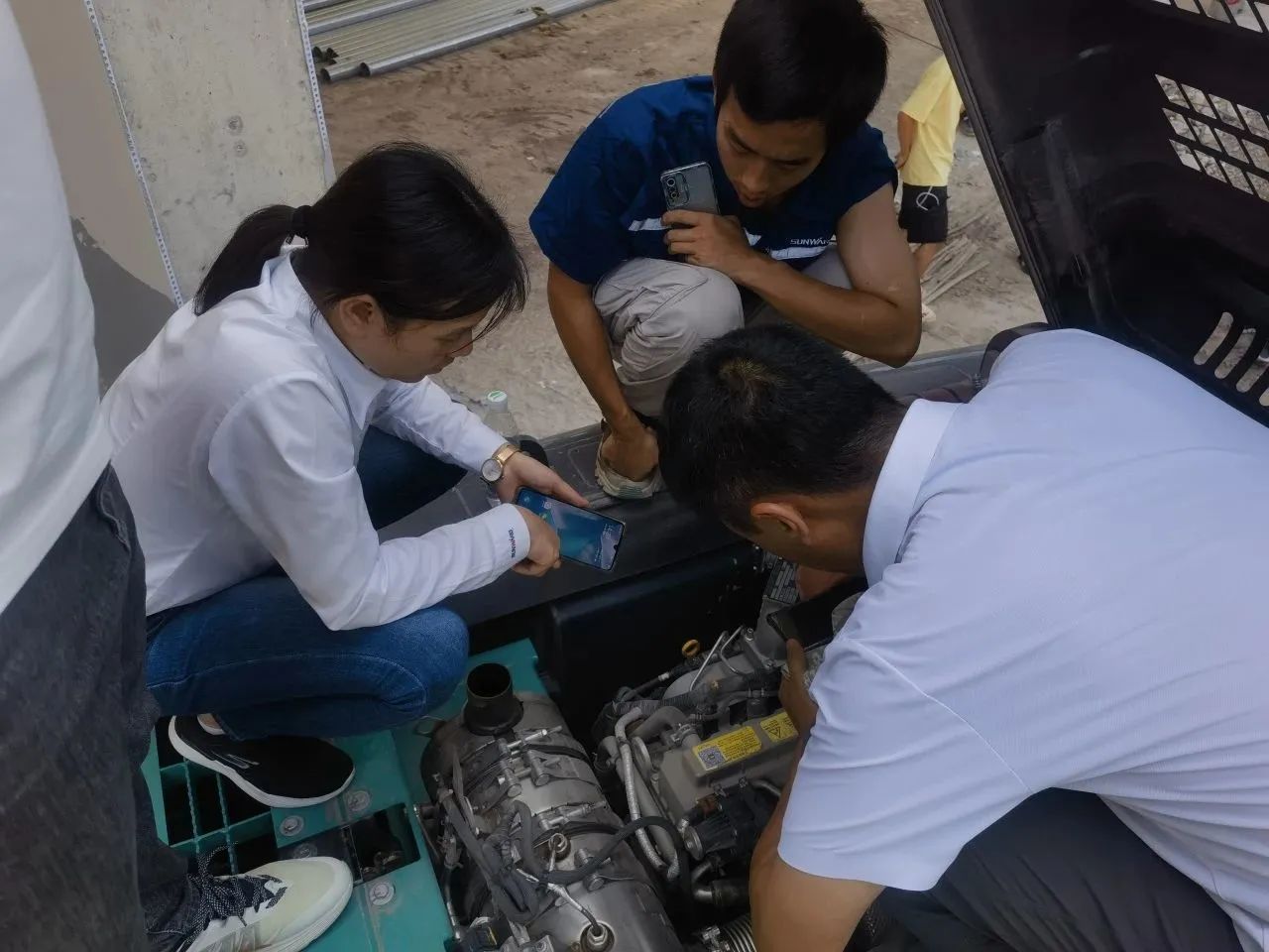 步履一直，，，服务不止！122cc太阳成智能挖掘机服务万里行火热举行中