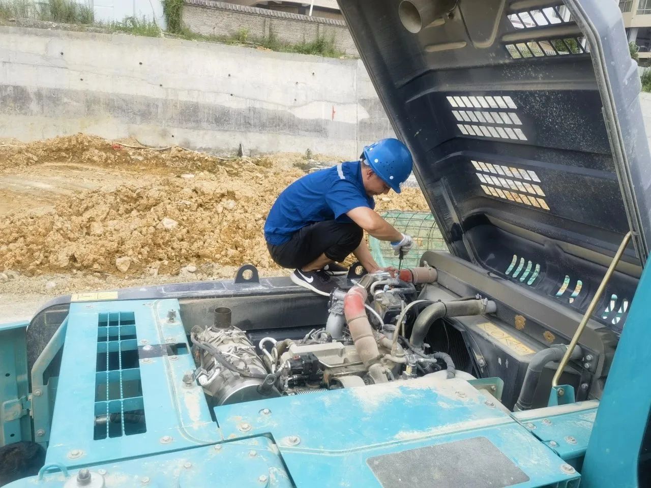 步履一直，，，服务不止！122cc太阳成智能挖掘机服务万里行火热举行中