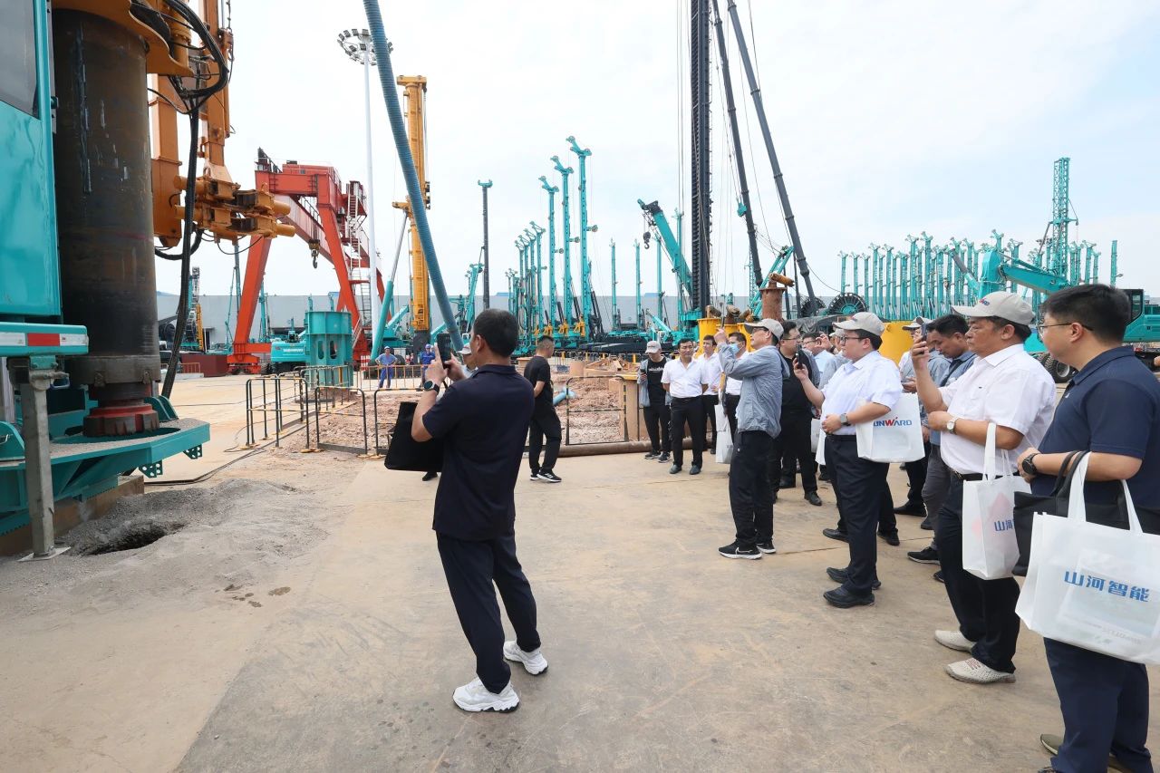 122cc太阳成智能全球首创深井套管车载钻机下线宣布