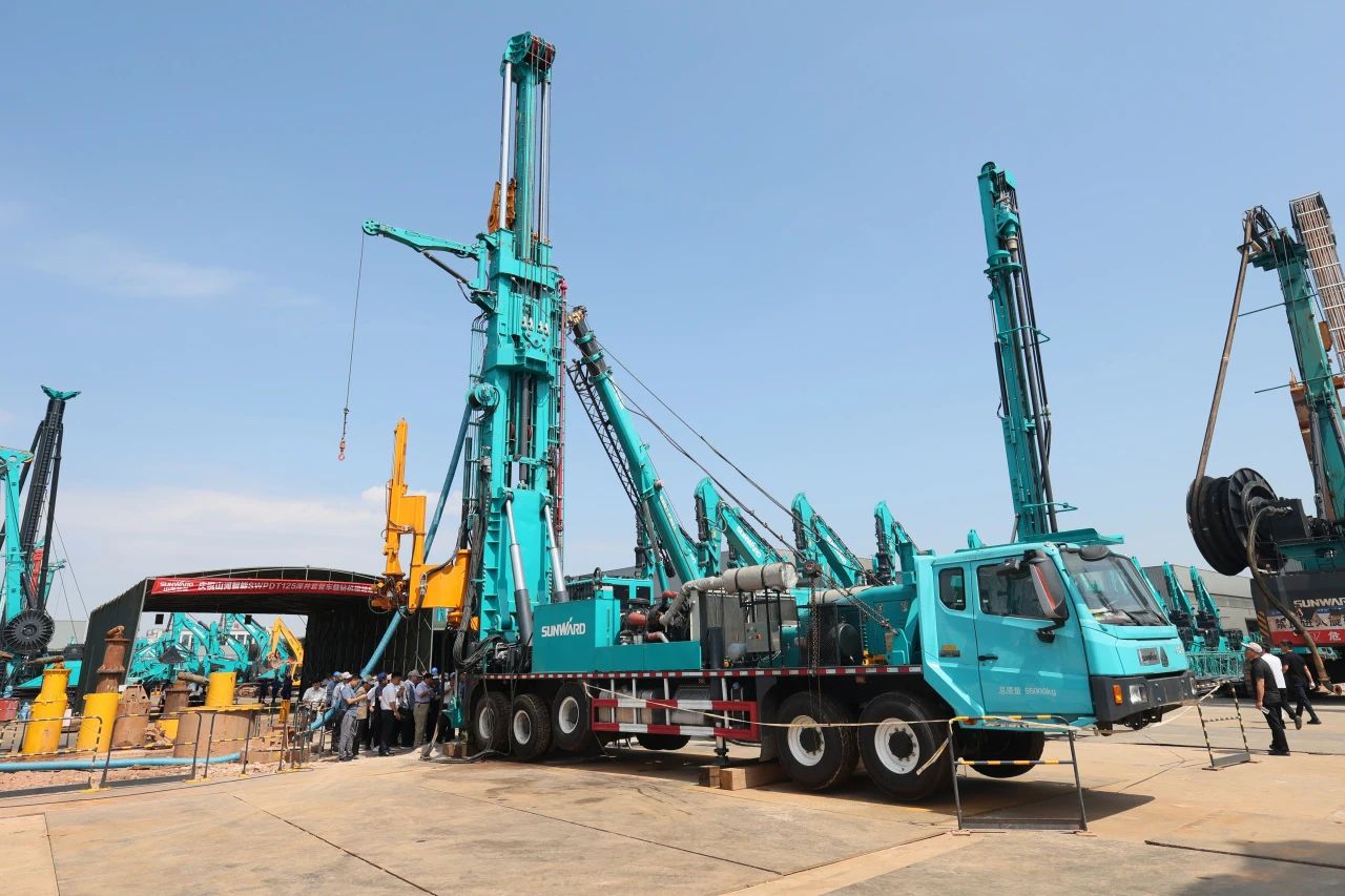 122cc太阳成智能全球首创深井套管车载钻机下线宣布