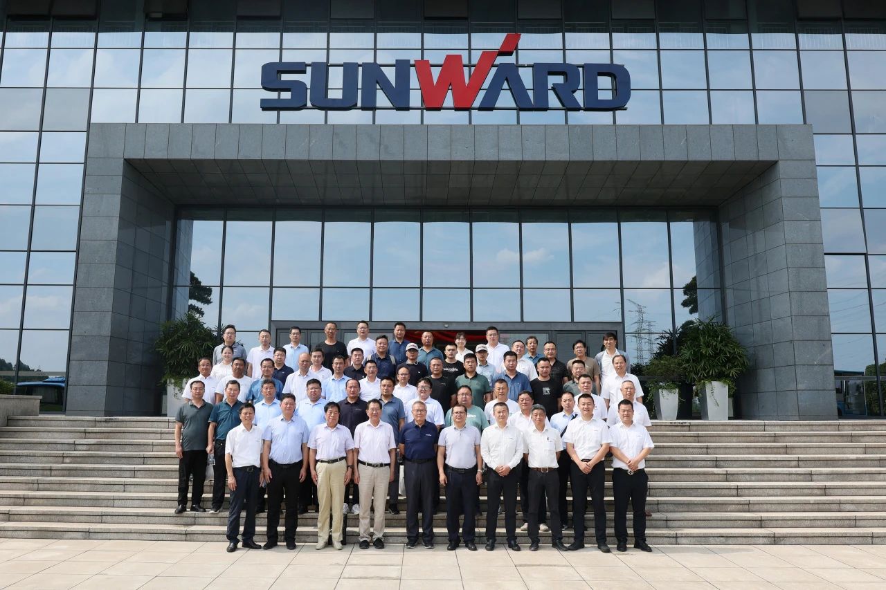 122cc太阳成智能全球首创深井套管车载钻机下线宣布