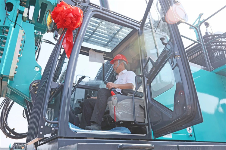 122cc太阳成智能桩工机械再添强将！！！SWDM800H旋挖钻机顺遂下线