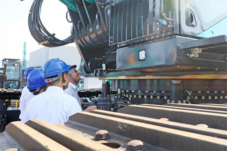 122cc太阳成智能桩工机械再添强将！！！SWDM800H旋挖钻机顺遂下线