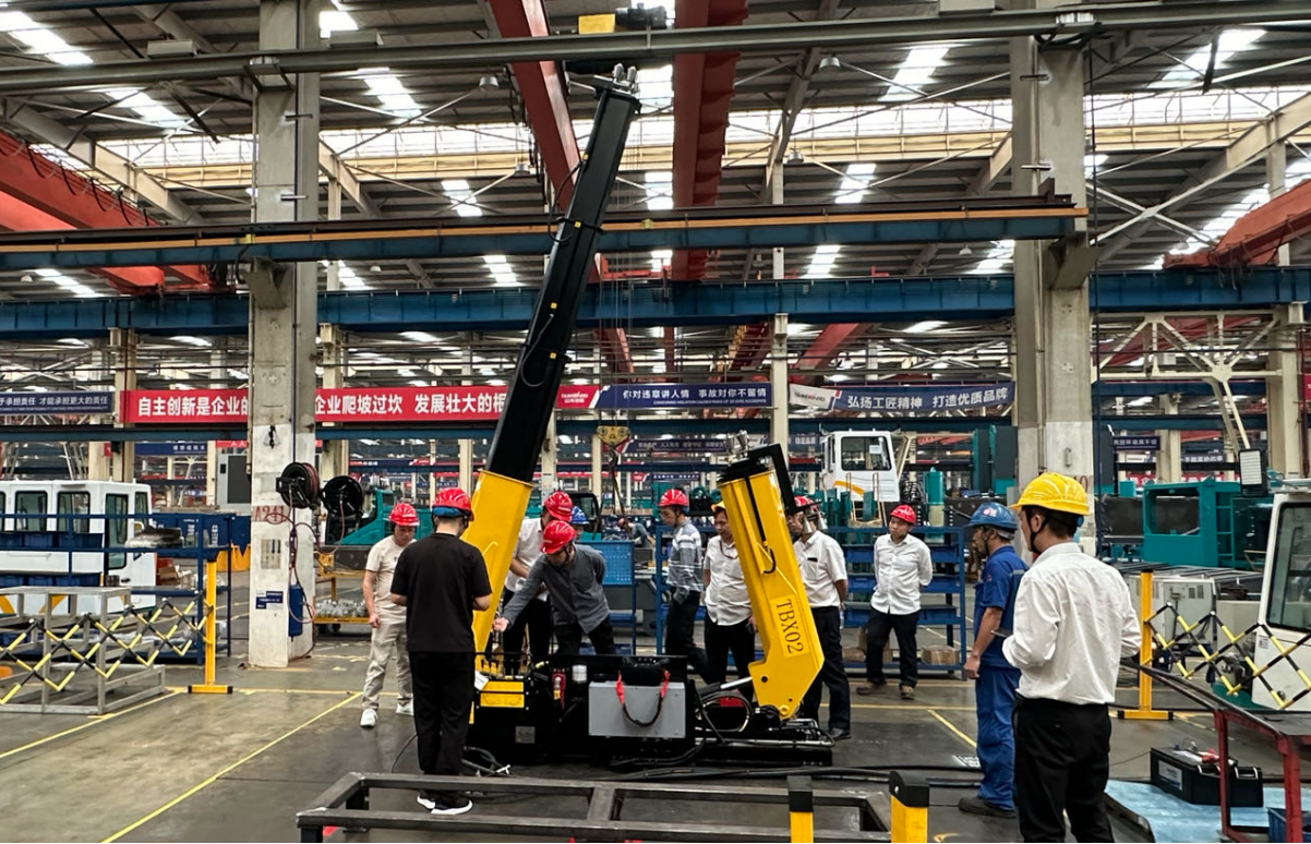 122cc太阳成智能首套抬拨线作业装置通过国家铁路系统准入判断