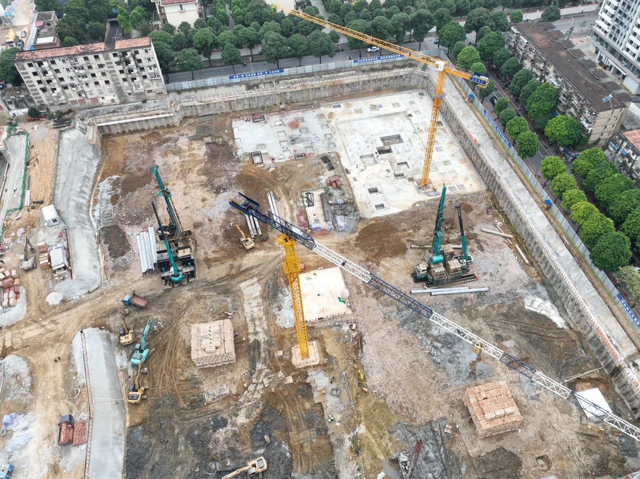 “绿巨人”显神威！！122cc太阳成智能引孔式静力压桩机助建“绿城”南宁民生项目