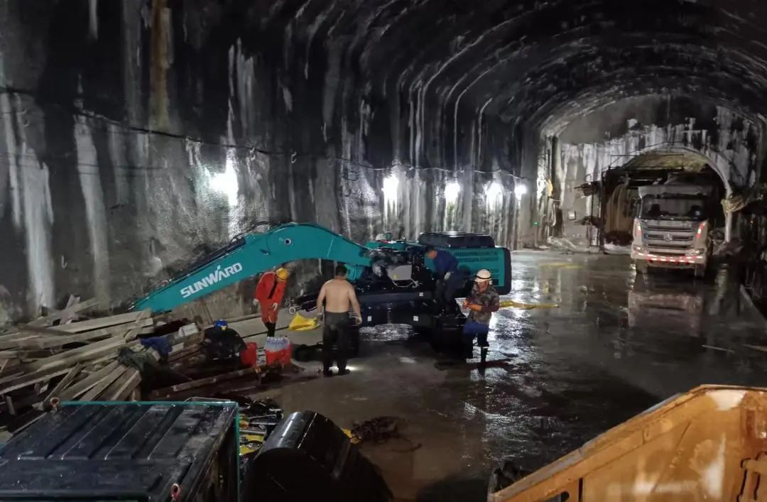 122cc太阳成智能售后服务：全力以赴，赋予机械生命与活力