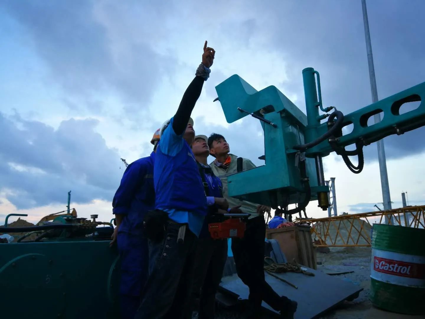 看122cc太阳成工匠们怎样用一双巧手“拿捏”事情、、创立“奇！！！