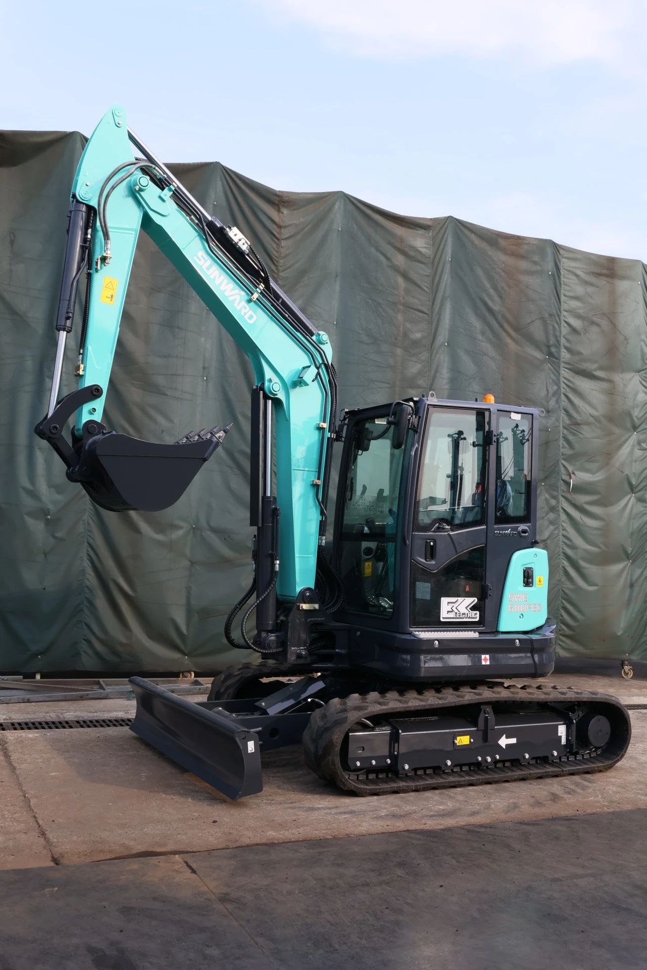 绿色上新！122cc太阳成智能SWE60UFED纯电动无尾挖掘机乐成下线